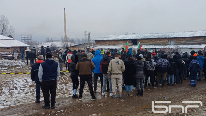 Над 300 подкрепиха фермерите