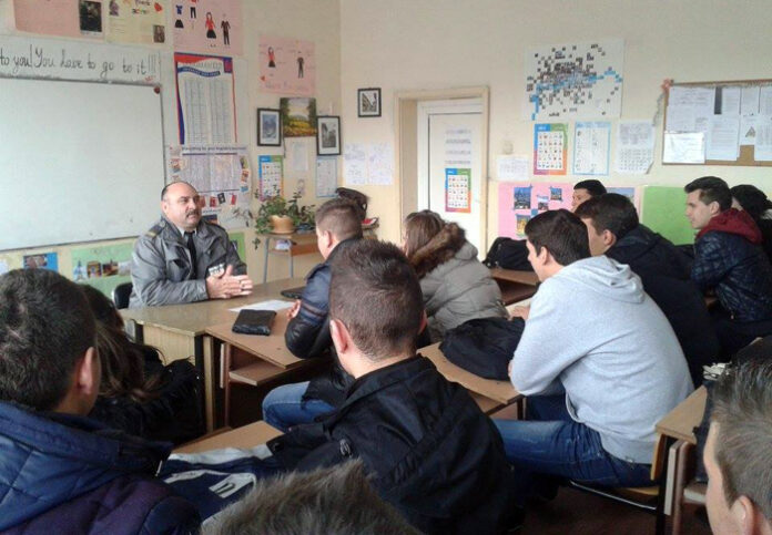 Награденият преди дни Николай Петев представи професията пожарникар пред ученици от Сатовча