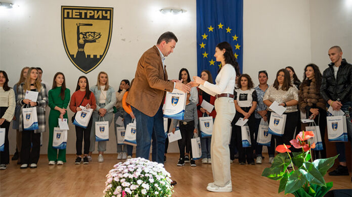 Наградиха децата с изявени дарби от община Петрич