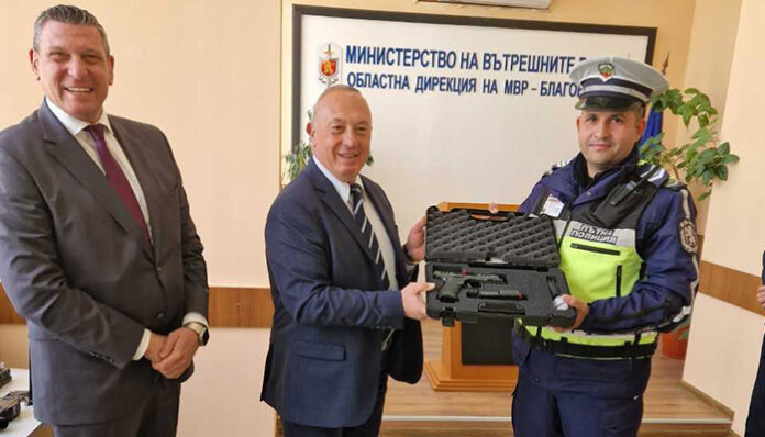 Наградиха полицая