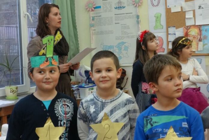 Най-малките ученици от СОУ „Паисий Хилендарски“ в Дупница с тържество за учители и родители