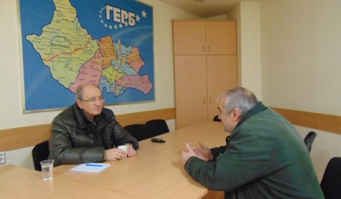 Намаляват заплатите на кметове от ГЕРБ в Бобовдолско