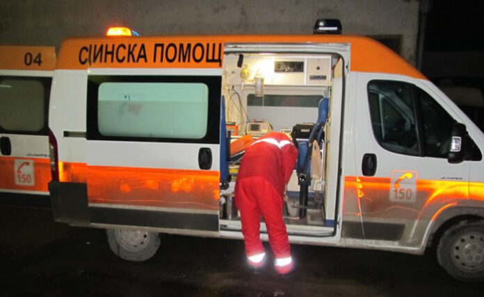Нападнаха екип на Спешна помощ в София