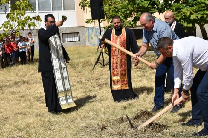 Направиха първа копка на модерна спортна площадка в Осмо СУ