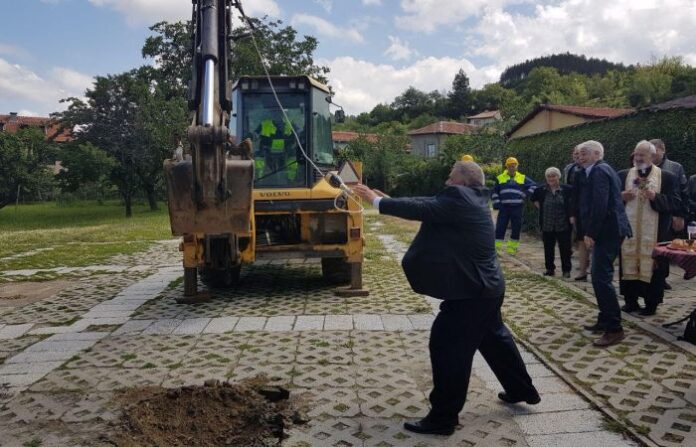 Направиха първа копка на нов площад в Джерман