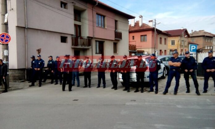 Напрежение пред съда в Разлог: Етническо разделение след боя в заведение (ОБНОВЯВА СЕ)