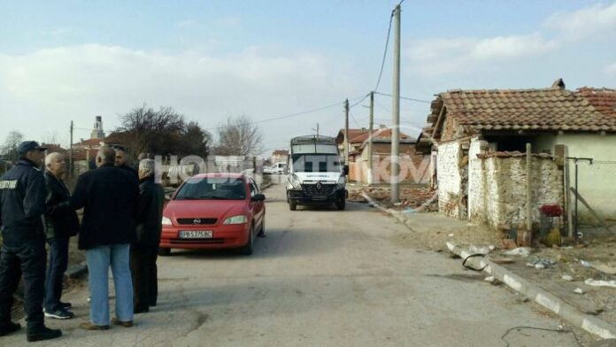 Напрежение във Войводиново: Жители на ромската махала опитаха да се върнат в домовете си
