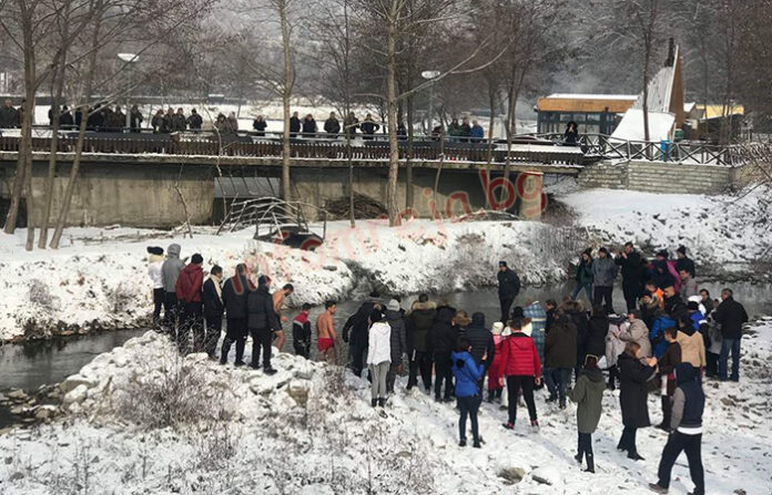 Народно веселие край река Канина в село Огняново