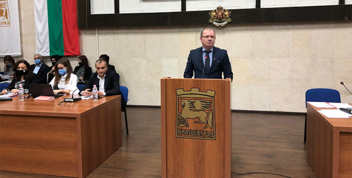 Настаняват в общински жилища пет семейства от пострадалите при пожара в „Струмско“