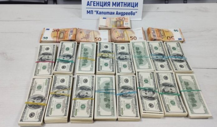 Недекларирана валута за над 440 000 лева задържаха на ГКПП 