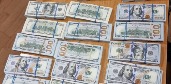 Недекларирани 200 000 долара откриха митническите служители на МП Лесово