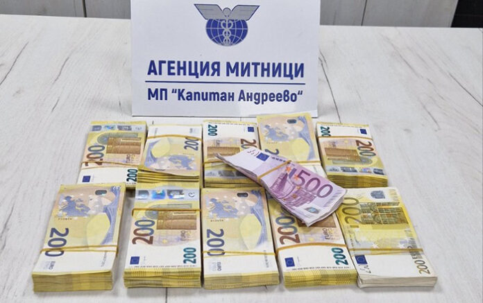 Недекларирани 200 000 евро задържаха на Капитан Андреево