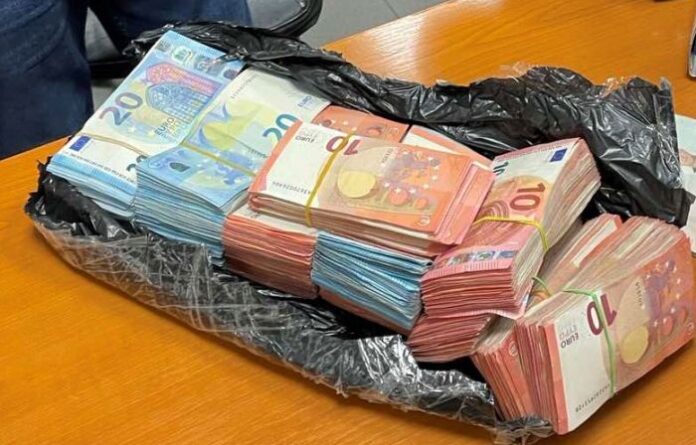 Недекларирани 76 000 евро