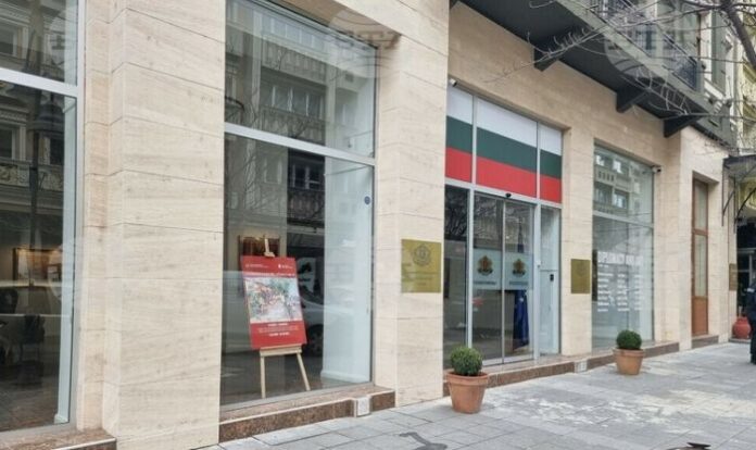 Неизвестни проникнаха в Културно-информационния център на България в Скопие