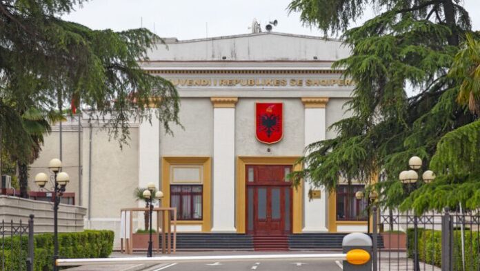 Необичаен протест: Младежи нахлуха през тераса в албанския парламент