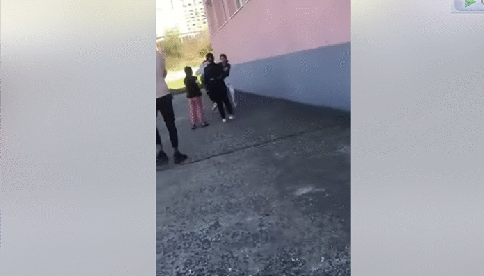 Непълнолетна би момиче в двор на училище в Благоевград