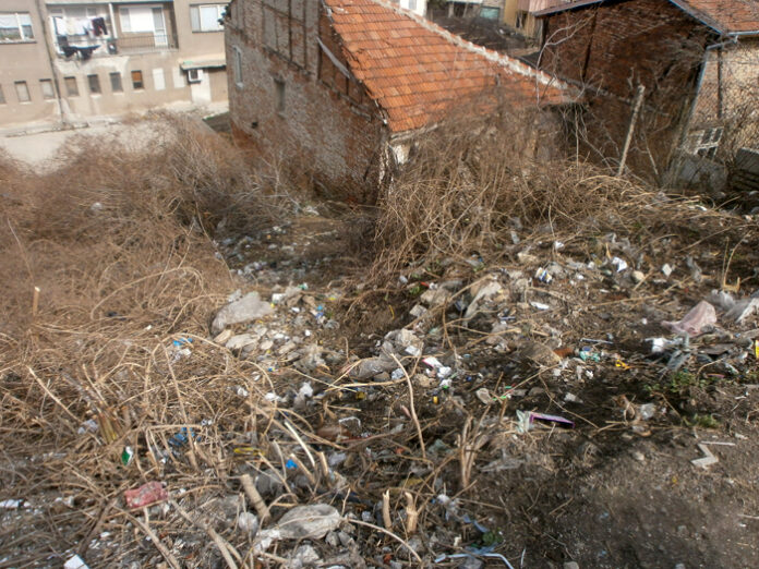 Нерегламентирано сметище сее зарази на метри от пазара в Дупница