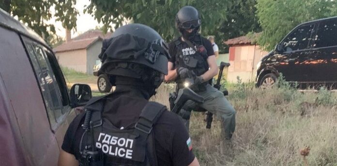 Неутрализираха престъпна група за търговия с незаконни оръжия и боеприпаси