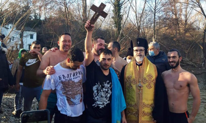 Неврокопчанин хвана богоявленския кръст в… Испания