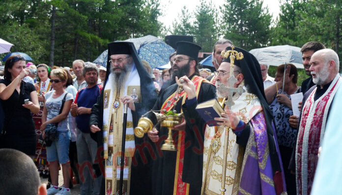 Неврокопският митрополит Натанаил освети кръста над Благоевград