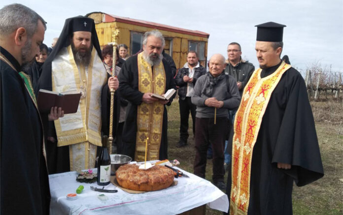 Неврокопският митрополит Серафим благослови лозята на фамилия Бошкилови в Ласкарево