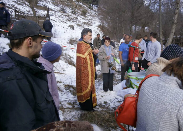Никола Лазаров за втора поредна година извади кръста в Белица