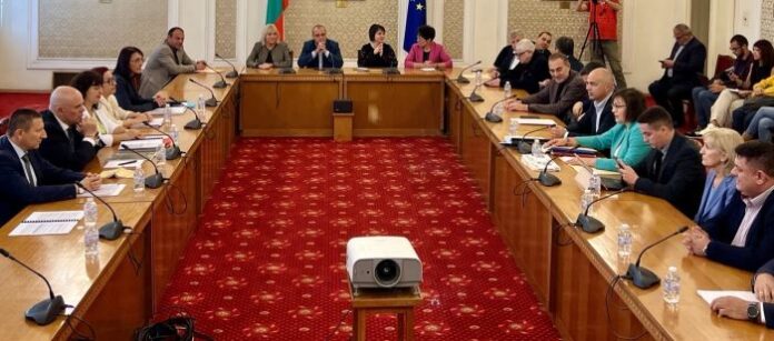 Нинова към Гешев: От 5 години Ви питаме и не ни казвате имената на политиците от КТБ