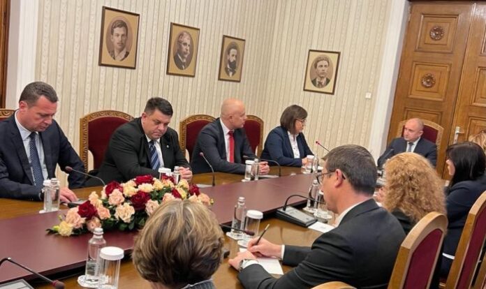 Нинова към президента: Вместо за нови самолети парите да отидат за увеличаване на доходите