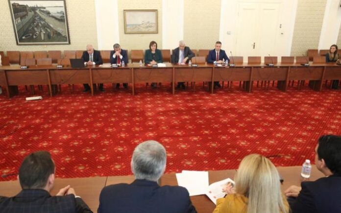 Нинова: Отклони се общественото внимание от темата за доходите