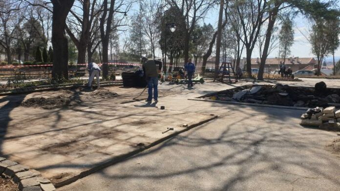 Нова детска площадка посреща най-малките дупничани в Градската градина