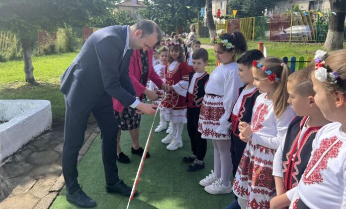 Нова площадка с люлки и катерушки радва децата на ДГ „Слънце“ в Кюстендил