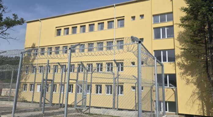 Новият затвор в Самораново няма да отвори врати в срок