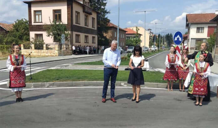 Ново кръгово кръстовище и реновирани улици откриха в село Баня