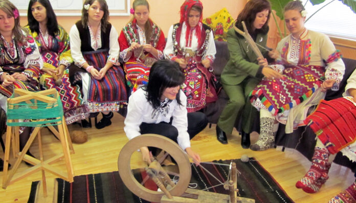 НПГ „Димитър Талев“ стартира честванията на патронния си празник с етнографска изложба
