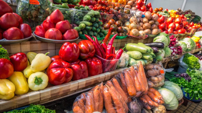 Някои зеленчуци и млечни продукти поевтиняват