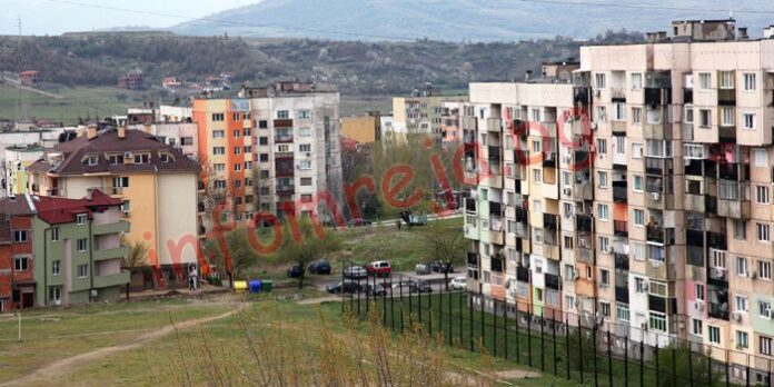 Обезопасяват стадиона в квартал 