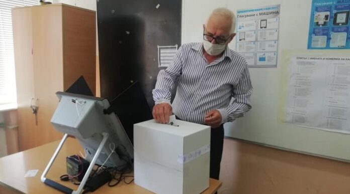 Областният управител Александър Пандурски: Нормално протича изборният ден