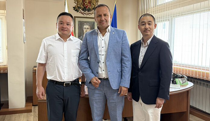 Областният управител Георги Динев продължава разговорите с инвеститори от Сингапур