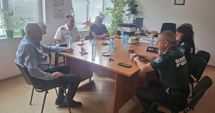 Областният управител и директорът на РДГП на среща в ГКПП Гюешево