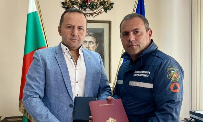 Областният управител на Благоевград връчи почетен плакет на директора на пожарната