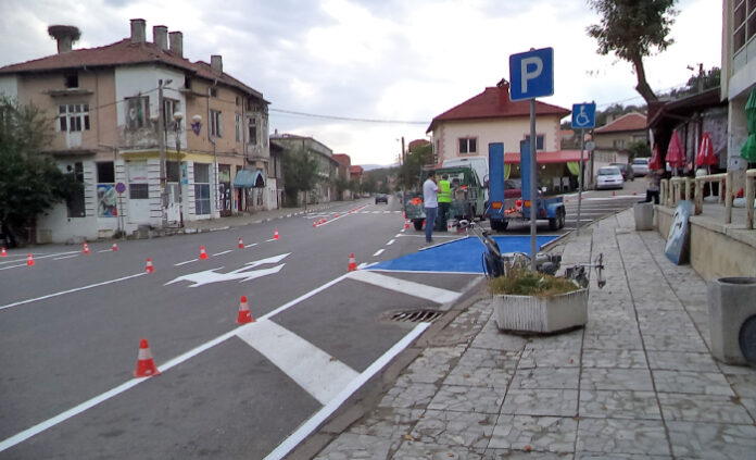 Обновиха пътната маркировка в Кочериново дни преди новата учебна година и празника на града