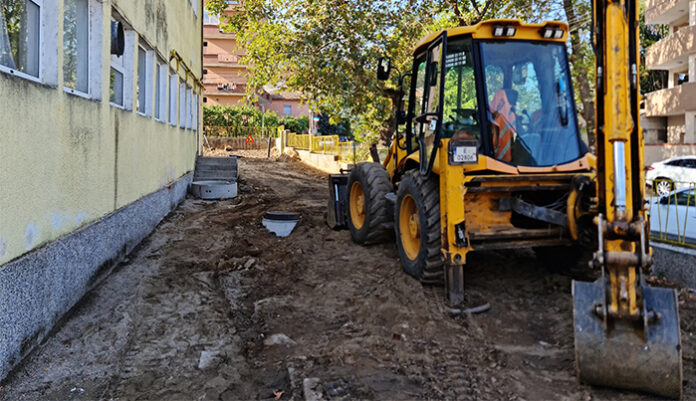 Обновяват дворното пространство на ДГ „Снежанка“ в Петрич