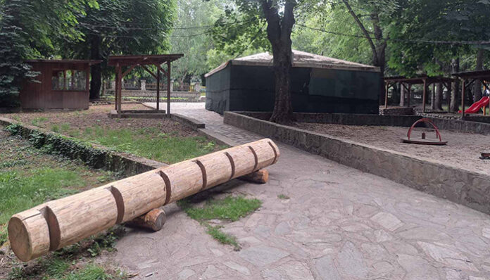 Община Банско монтира нови дървени стойки за паркиране на колела