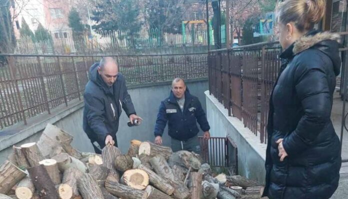 Община Благоевград продължава да предоставя дървесина за огрев на хора в нужда