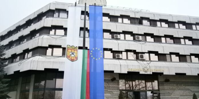 Община Дупница със спуснат трикольор заради трагедията в Германия