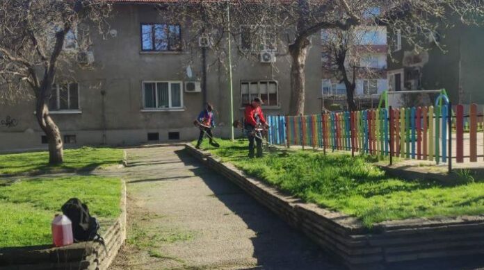 Община Дупница започна почистване на тревните площи