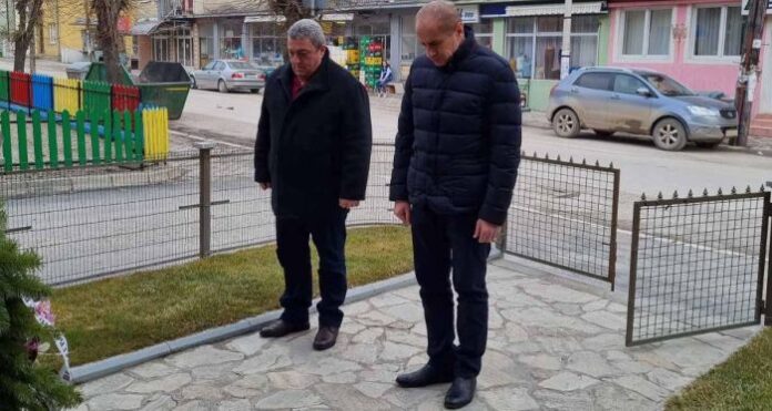 Община Кюстендил положи цветя пред паметника на Левски в Босилеград