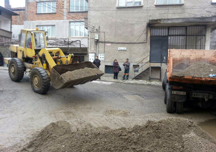 Общински екипи разчистиха ново свлачище на Бодрост