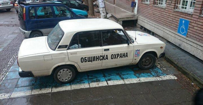 Общински охранител остана без работа заради паркиране на място за инвалиди в Кюстендил