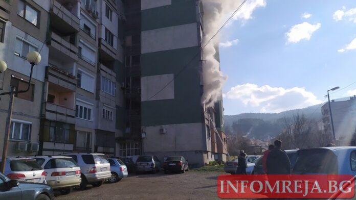 ОДМВР: 1 спасен и 10 евакуирани след пожара в блок в Кюстендил